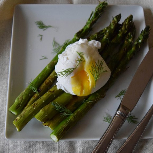 Grilled Asparagus with Poached Eggs and Dill